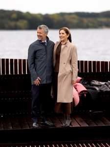 King Frederik X beaming in a navy rain jacket next to Queen Mary in a beige trench coat on the new Skive fjord bath deck - Photo: Kongehuset