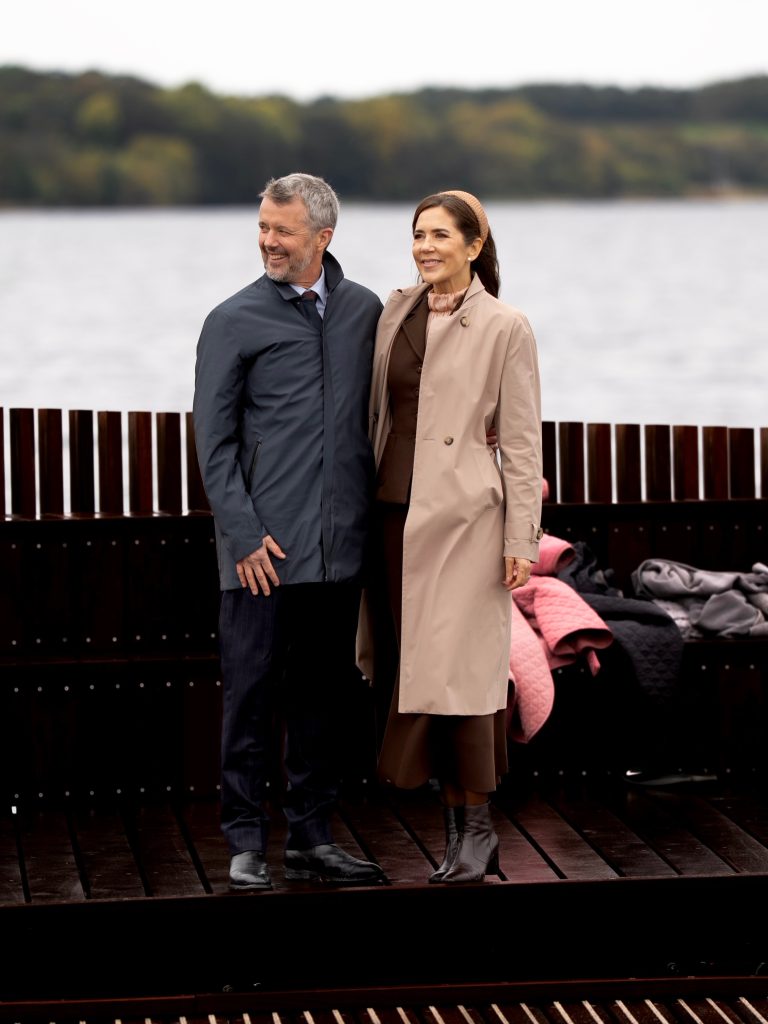 King Frederik X beaming in a navy rain jacket next to Queen Mary in a beige trench coat on the new Skive fjord bath deck - Photo: Kongehuset