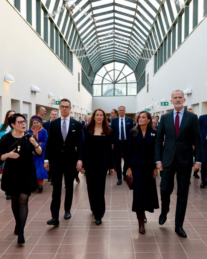 King Felipe VI and Queen Letizia of Spain walking with Finnish President Alexander Stubb and First Lady Suzanne Innes-Stubb through a glass-roofed hall in Rovaniemi during their state visit to Finland. Photo: @casareal.es