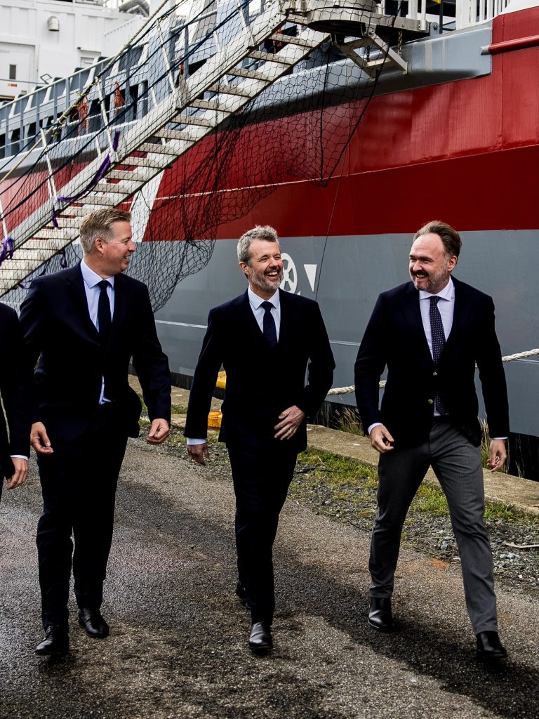 King Frederik X laughing on the quay in Esbjerg at the opening of the EU's first CO2 storage — Photo: Kongehuset