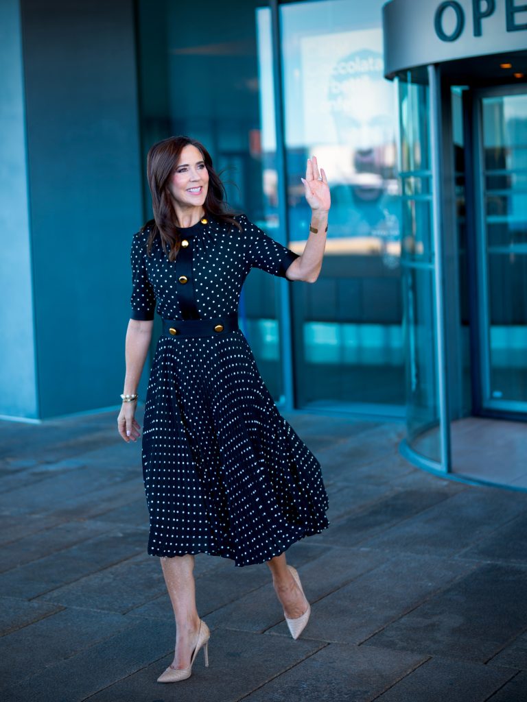Queen Mary waving at the Opera House in Copenhagen in a black polka-dot pleated midi dress — Photo: Kongehuset